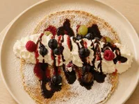 Fotografia jedla: Palacinky s ovocím a šľahačkou
